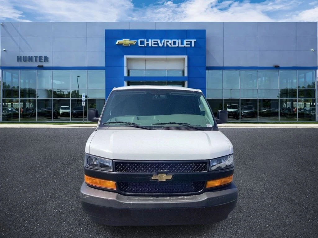 New 2026 Summit White Chevrolet WT image 4