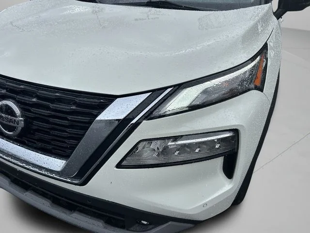 Used 2021 White Nissan SL image 13