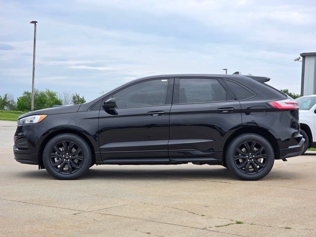 Used 2022 Black Metallic Ford SE image 4