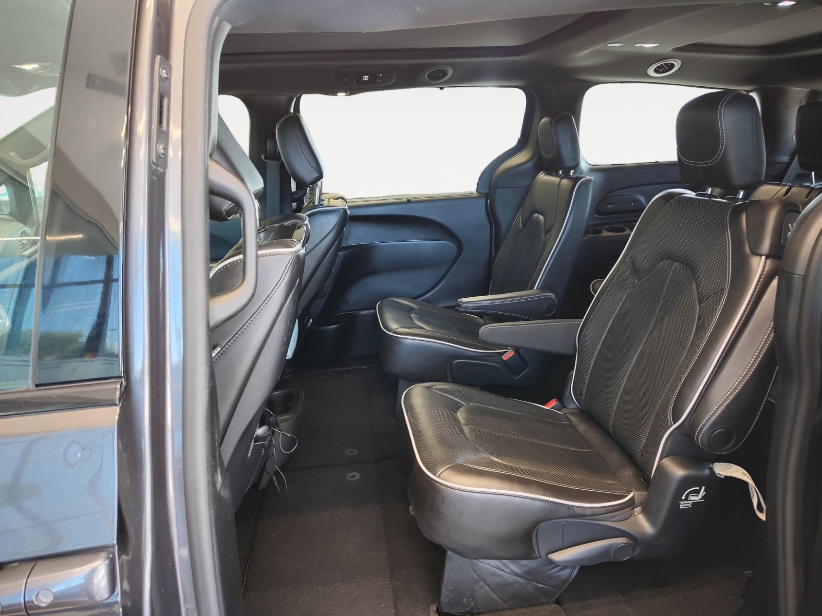Used 2019 Granite Crystal Metallic Clearcoat Chrysler Limited image 23