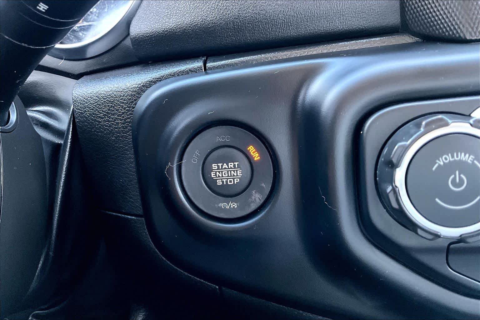 Used 2023 Sting-Gray Clearcoat Jeep Sahara image 32