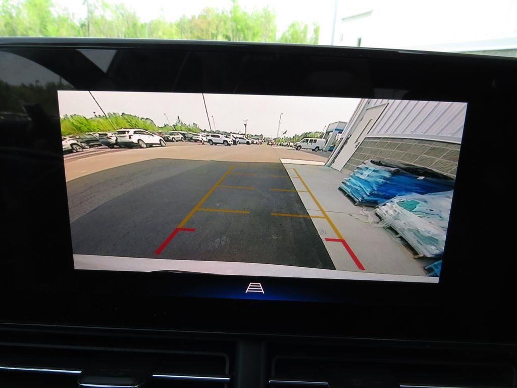 Used 2024 Summit White Chevrolet LT image 29