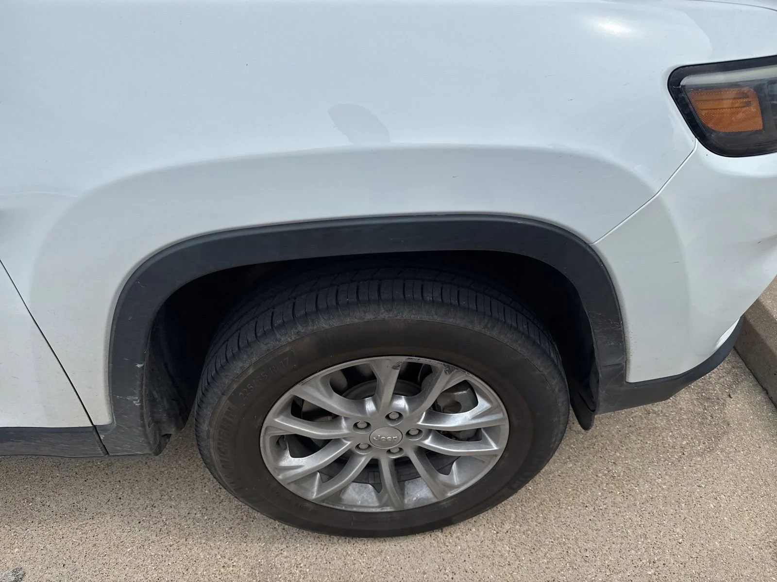 Used 2019 White Jeep Latitude Plus 4x4 image 5