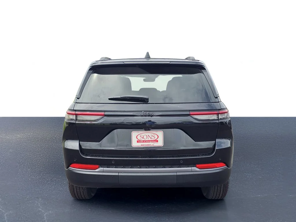 New 2026 Diamond Black Crystal Pearl-Coat Exterior Paint Jeep Altitude image 10