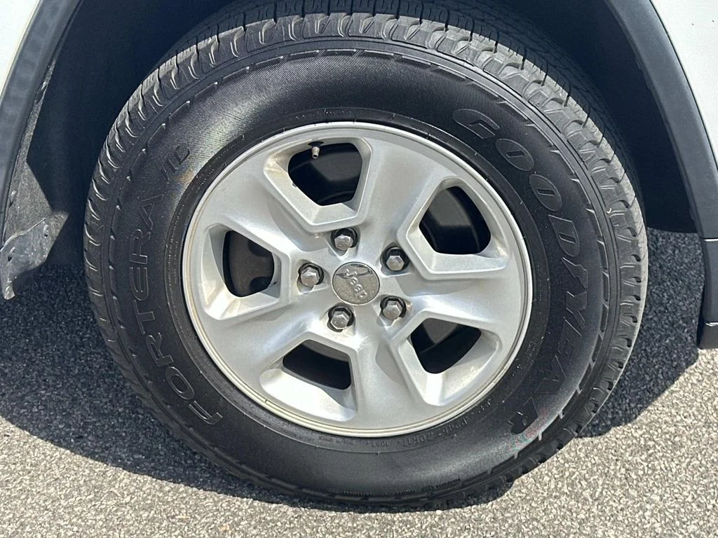 Used 2015 White/off-white Jeep Laredo image 9