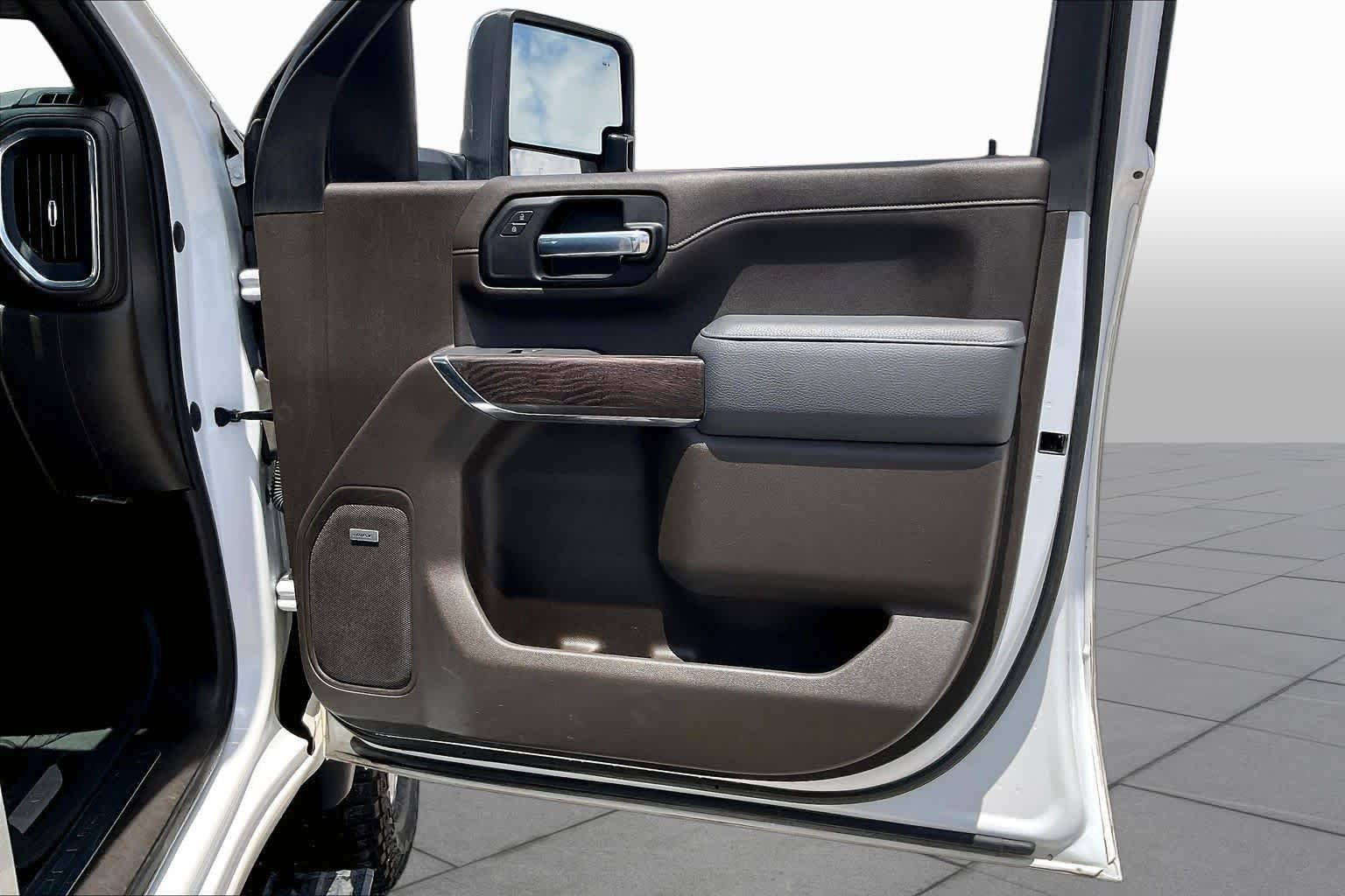 Used 2022 White Frost Tricoat GMC Denali image 22