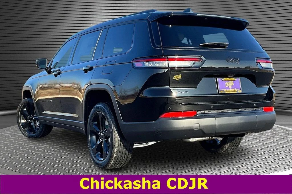 New 2025 Diamond Black Crystal Pearl-Coat Exterior Paint Jeep Altitude X image 3