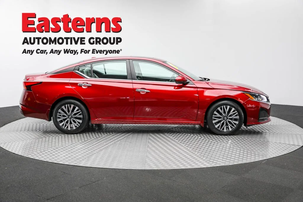 Used 2023 Red Nissan 2.5 SV image 4