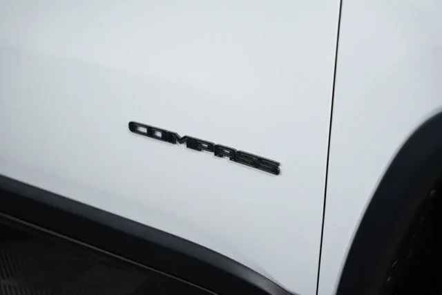 New 2026 Bright White Clear-Coat Exterior Paint Jeep Latitude image 48