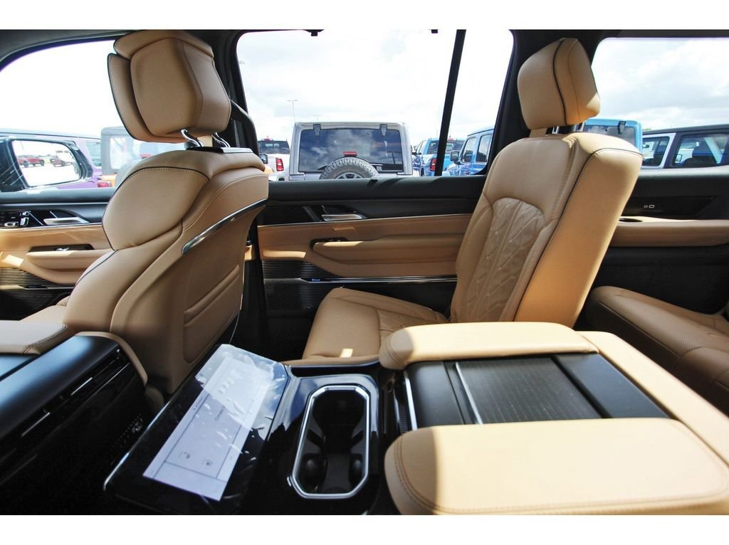 New 2026 Bright White Clear-Coat Exterior Paint Jeep Summit Reserve image 11