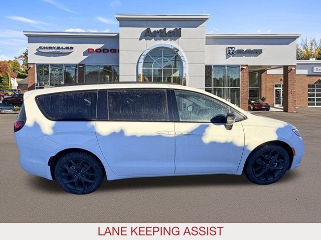 New 2026 Bright White Clear-Coat Exterior Paint Chrysler Select image 7