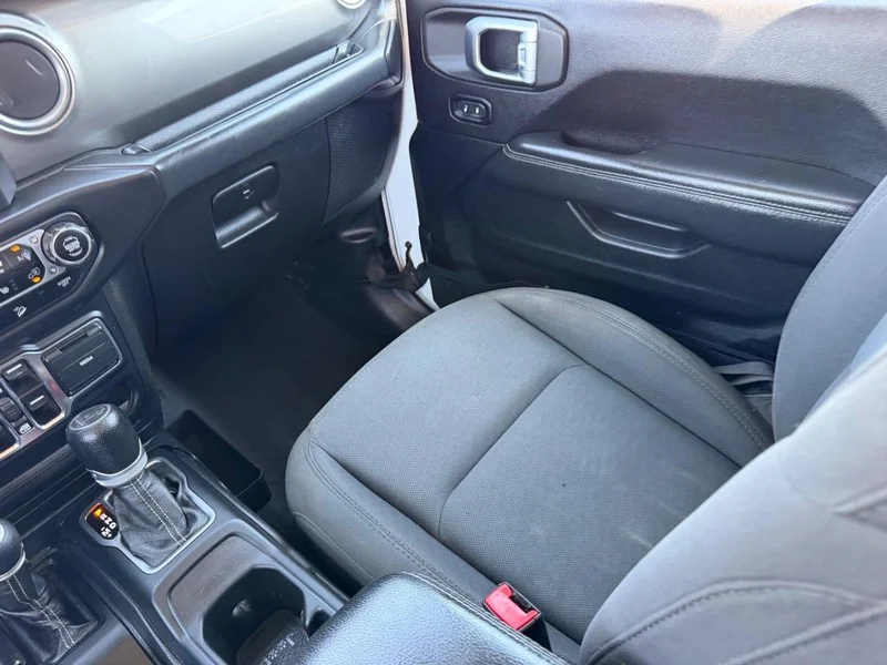 Certified Used 2019 Bright White Clearcoat Jeep Sahara image 17