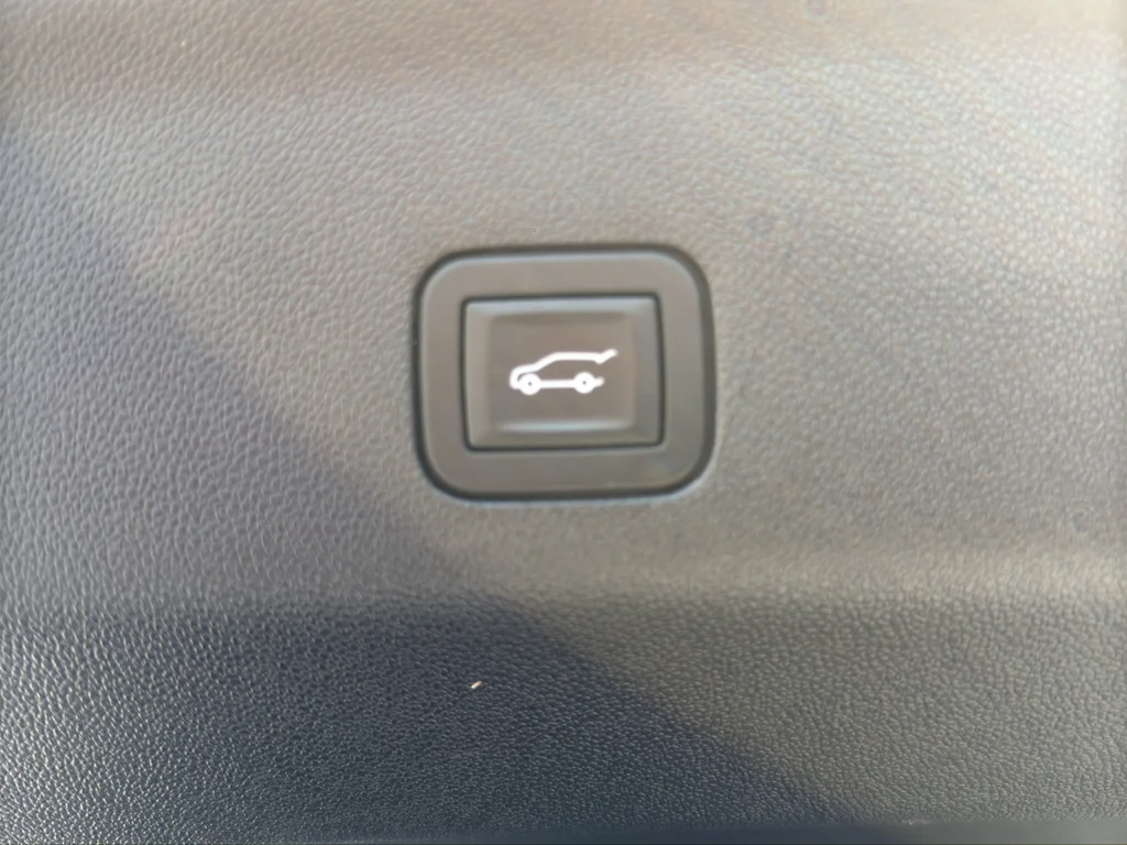 Used 2025 Gray Chevrolet Z71 image 15