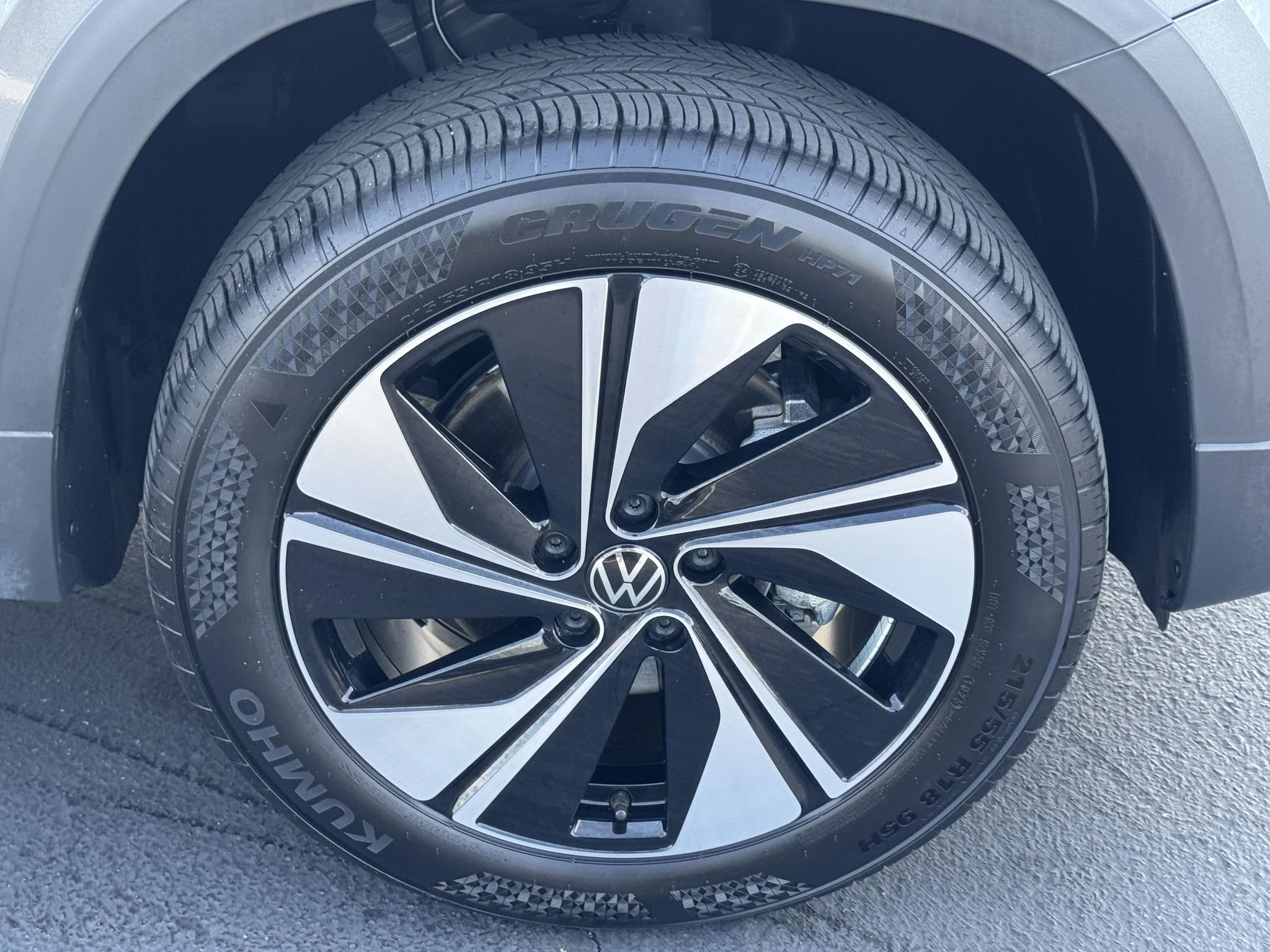 Used 2025 Platinum Gray Metallic Volkswagen SE image 10
