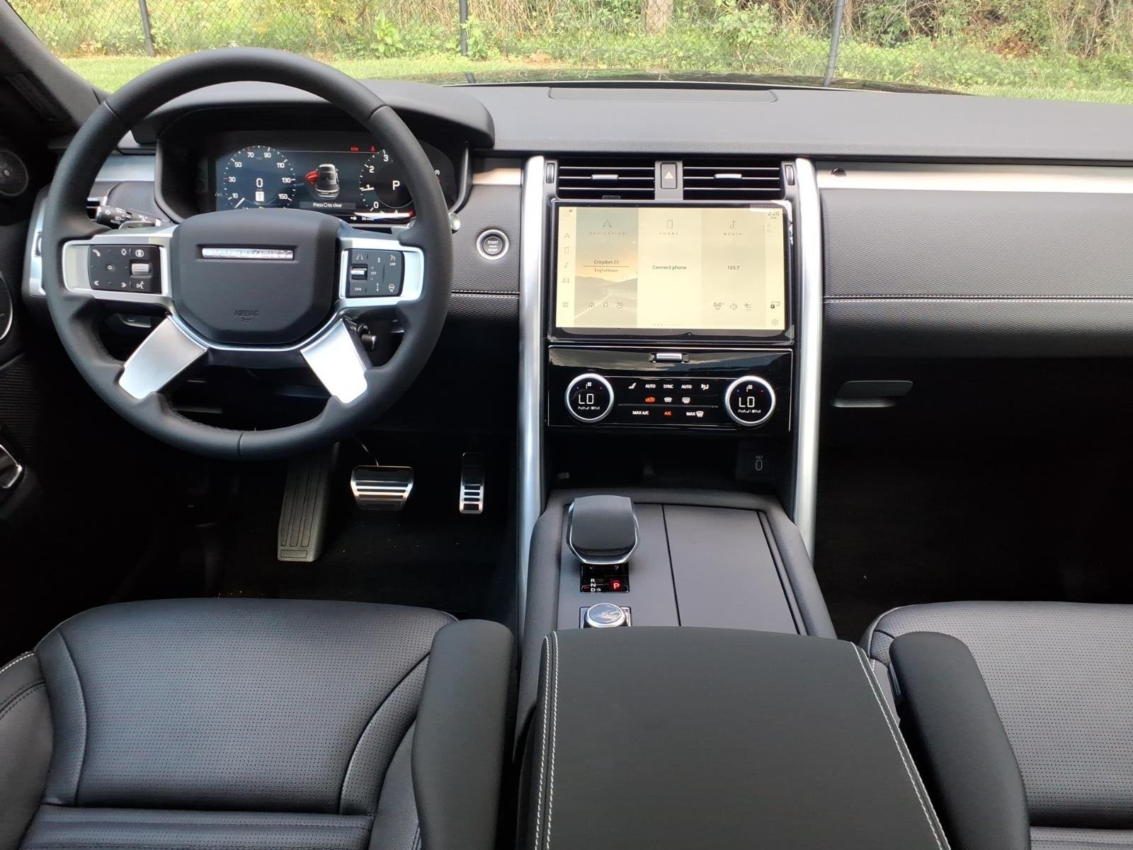 New 2026 Santorini Black Land Rover Dynamic SE image 4