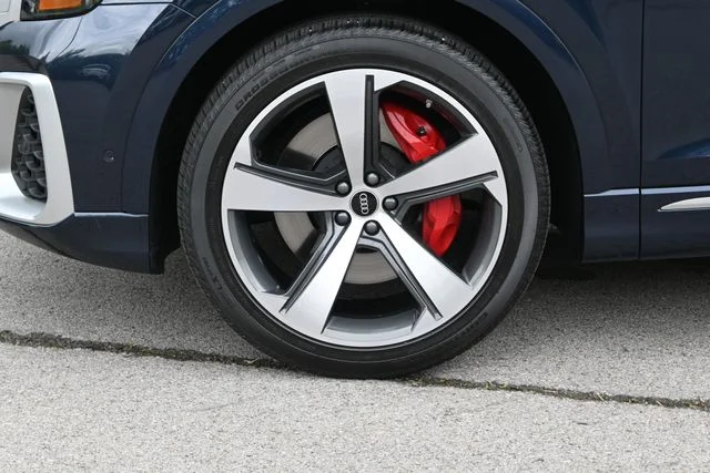 Used 2024  Audi 4.0T Prestige image 15