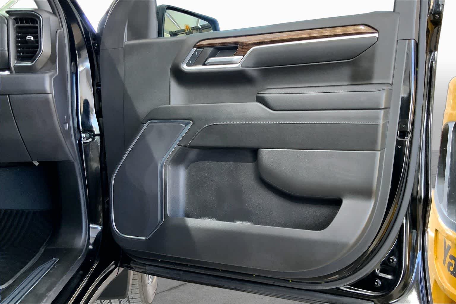 Used 2024 Onyx Black GMC Elevation image 23
