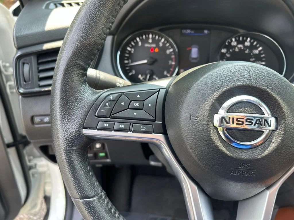 Used 2019 White Nissan SL image 24