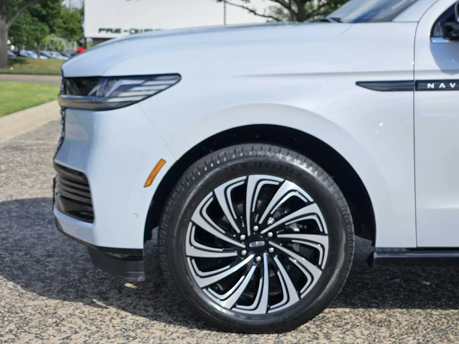 Used 2025 Crystal White Metallic Clearcoat Lincoln Black Label image 5