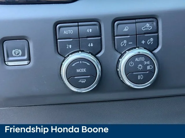 Used 2025 White GMC AT4 image 21
