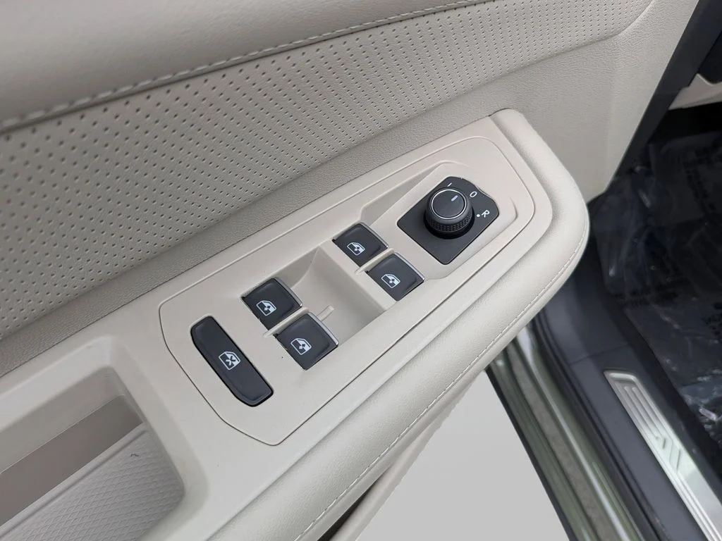 New 2026 Green Volkswagen 2.0T SE w/Technology image 16