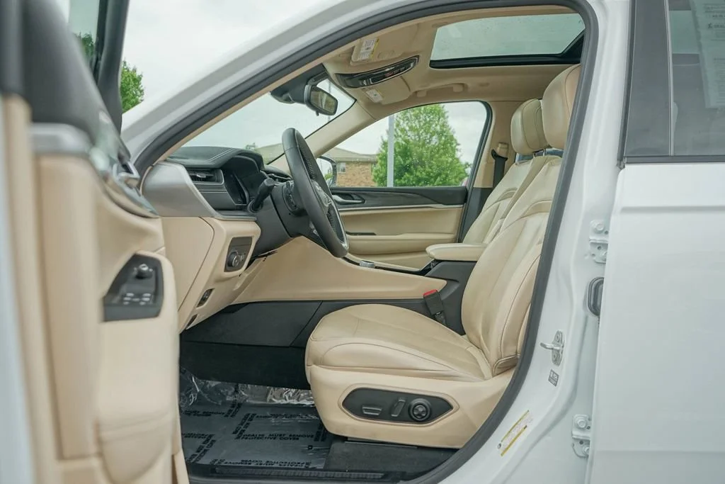 Used 2022 Bright White Clearcoat Jeep Limited image 13