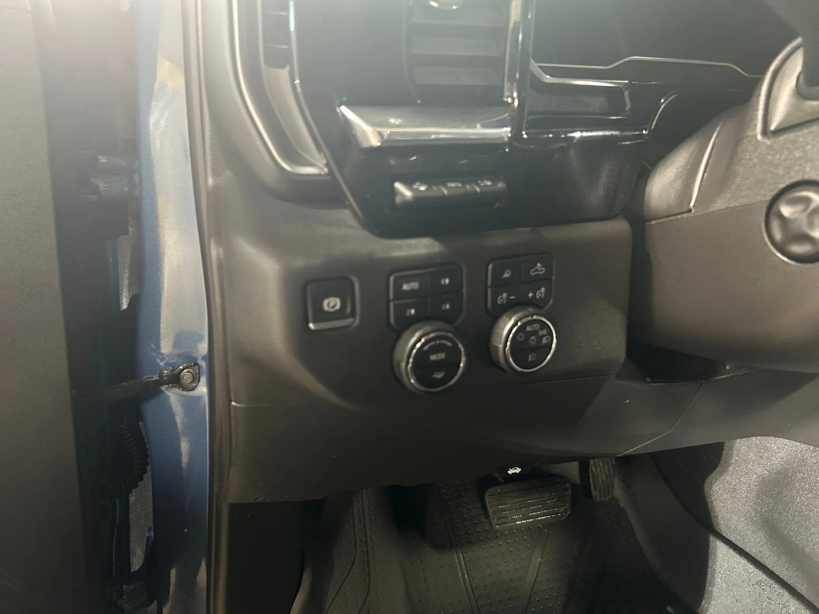 Used 2024 Blue Chevrolet Crew Cab  HIGH COUNTRY image 16