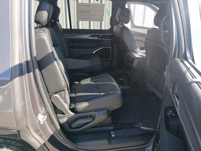 New 2026 Baltic-Gray Metallic Clear-Coat Exterior Paint Jeep Limited Altitude image 31