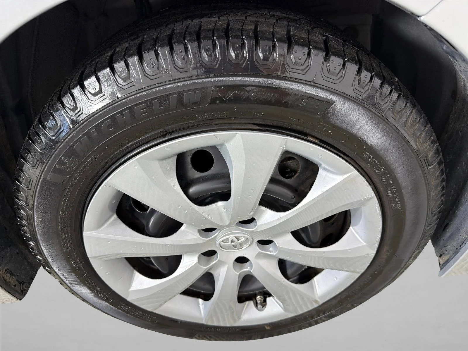 Used 2020 White Toyota LE image 12