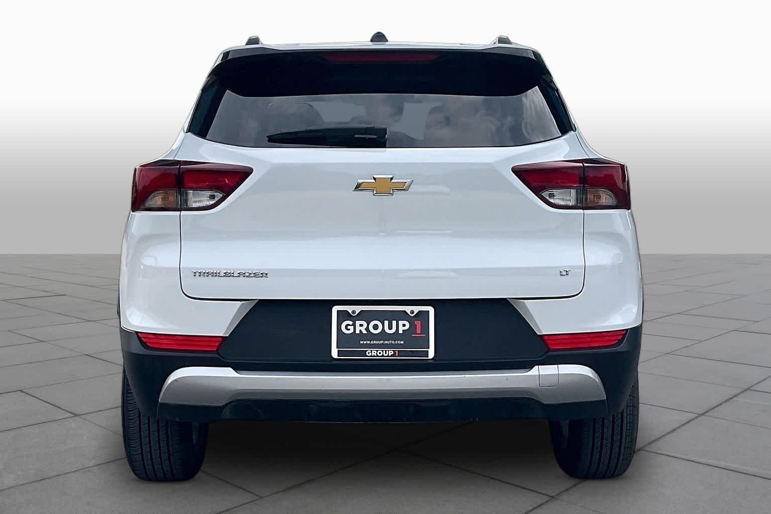 Used 2025 Summit White Chevrolet LT image 5