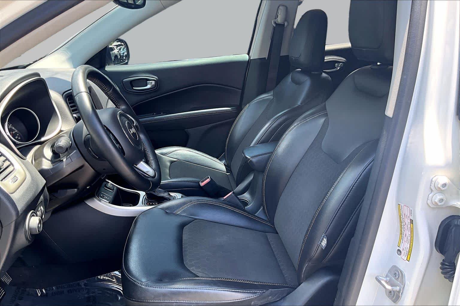 Used 2018 White Clearcoat Jeep Latitude image 9