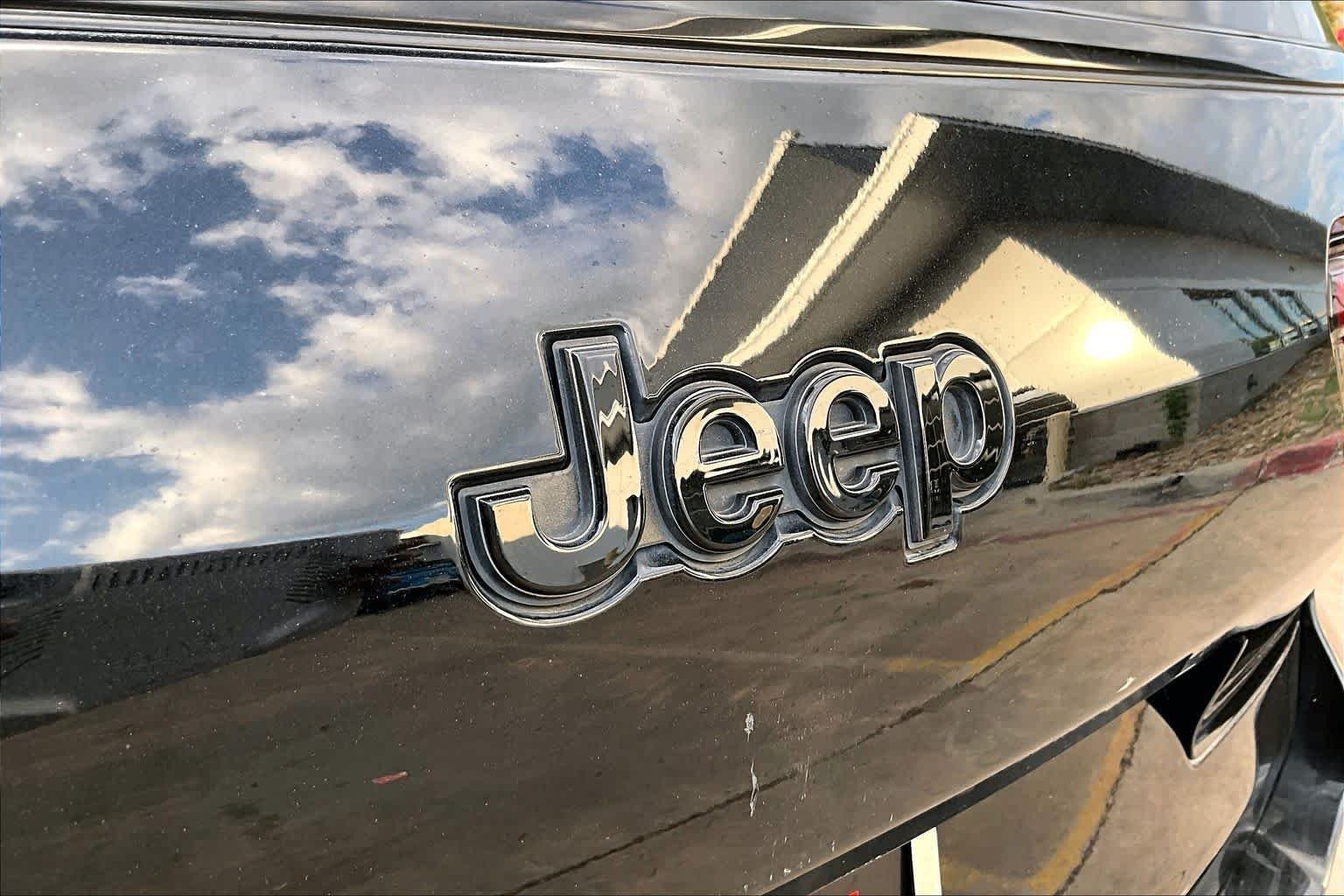 Used 2021 Diamond Black Crystal Pearlcoat Jeep Altitude image 10