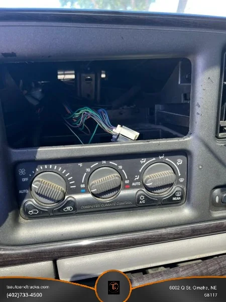 Used 2001 Silver GMC Denali Sport Utility 4D image 19