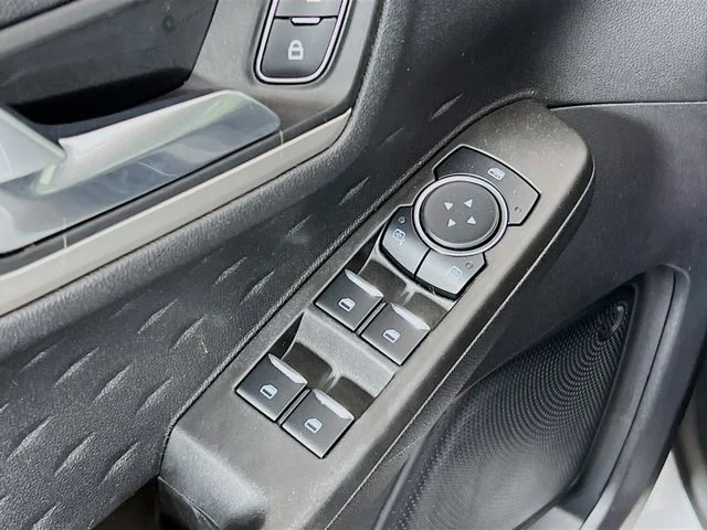 Used 2020 Oxford White Ford SE image 19