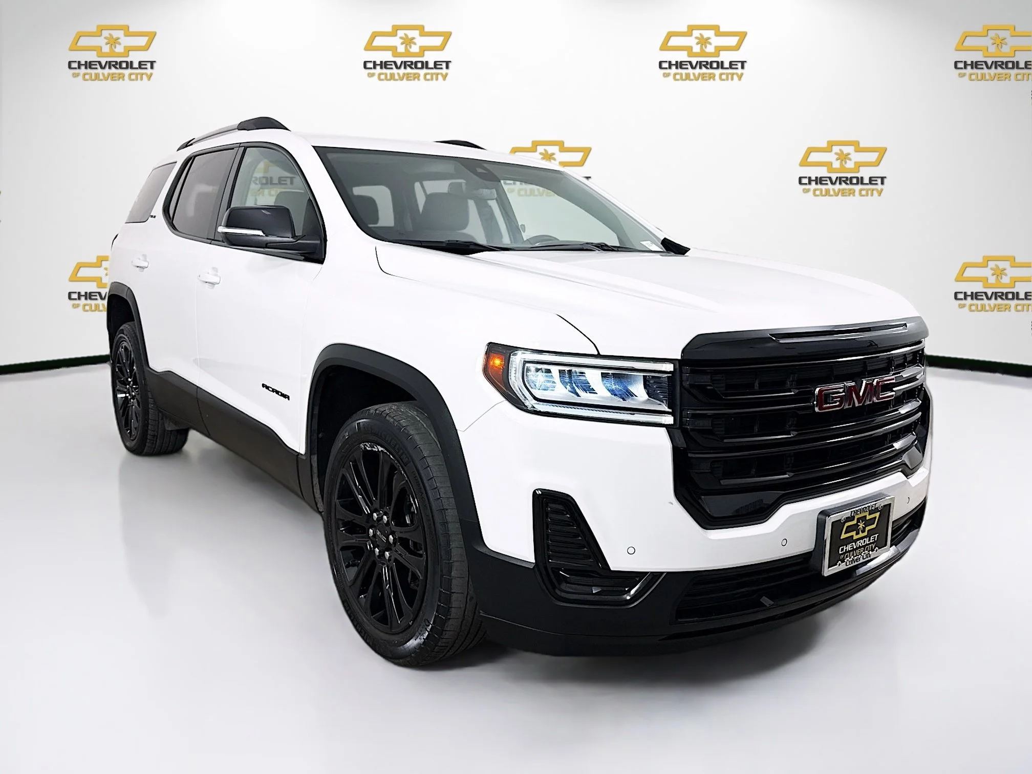 Used 2023 Summit White GMC SLE image 1