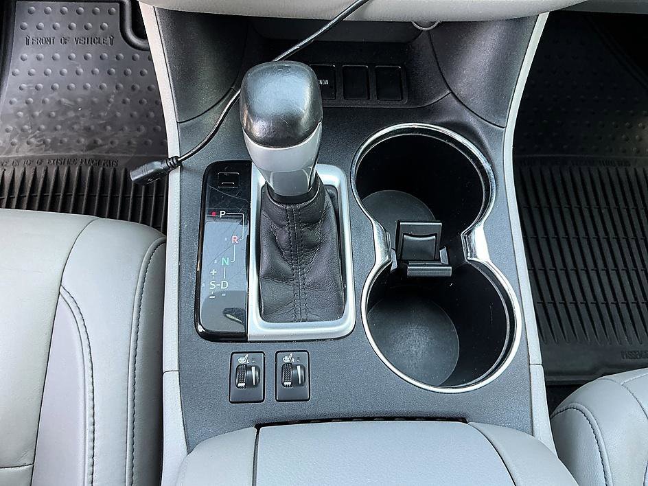 Used 2015 Silver Sky Metallic Toyota XLE image 20