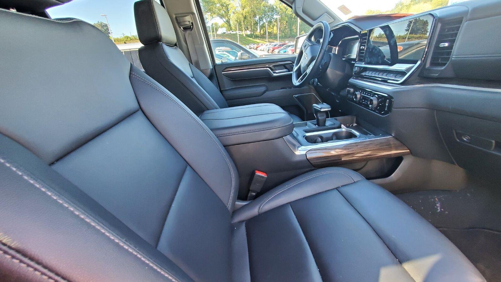 Used 2025 Summit White Chevrolet LT image 4