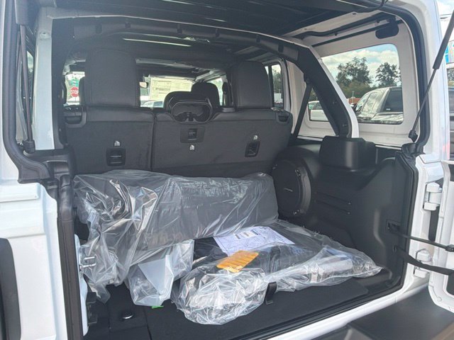 New 2027 Bright White Clear-Coat Paint Jeep Rubicon X image 15