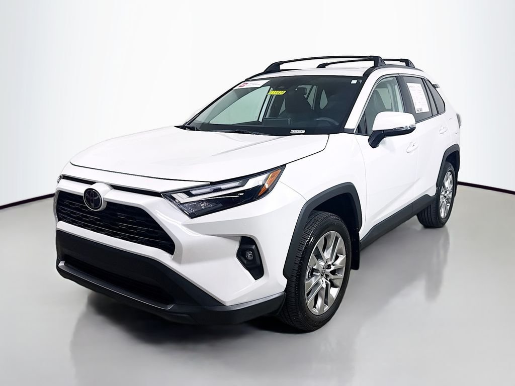 Used 2025 Wind Chill Pearl Toyota XLE Premium image 3