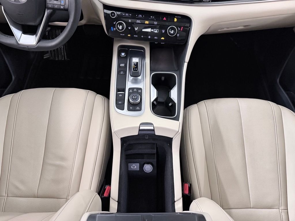 Used 2023 White INFINITI LUXE image 29