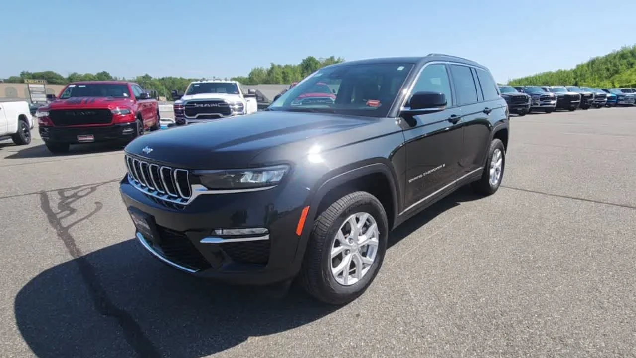 Used 2023 Rocky Mountain Pearlcoat Jeep Limited image 5