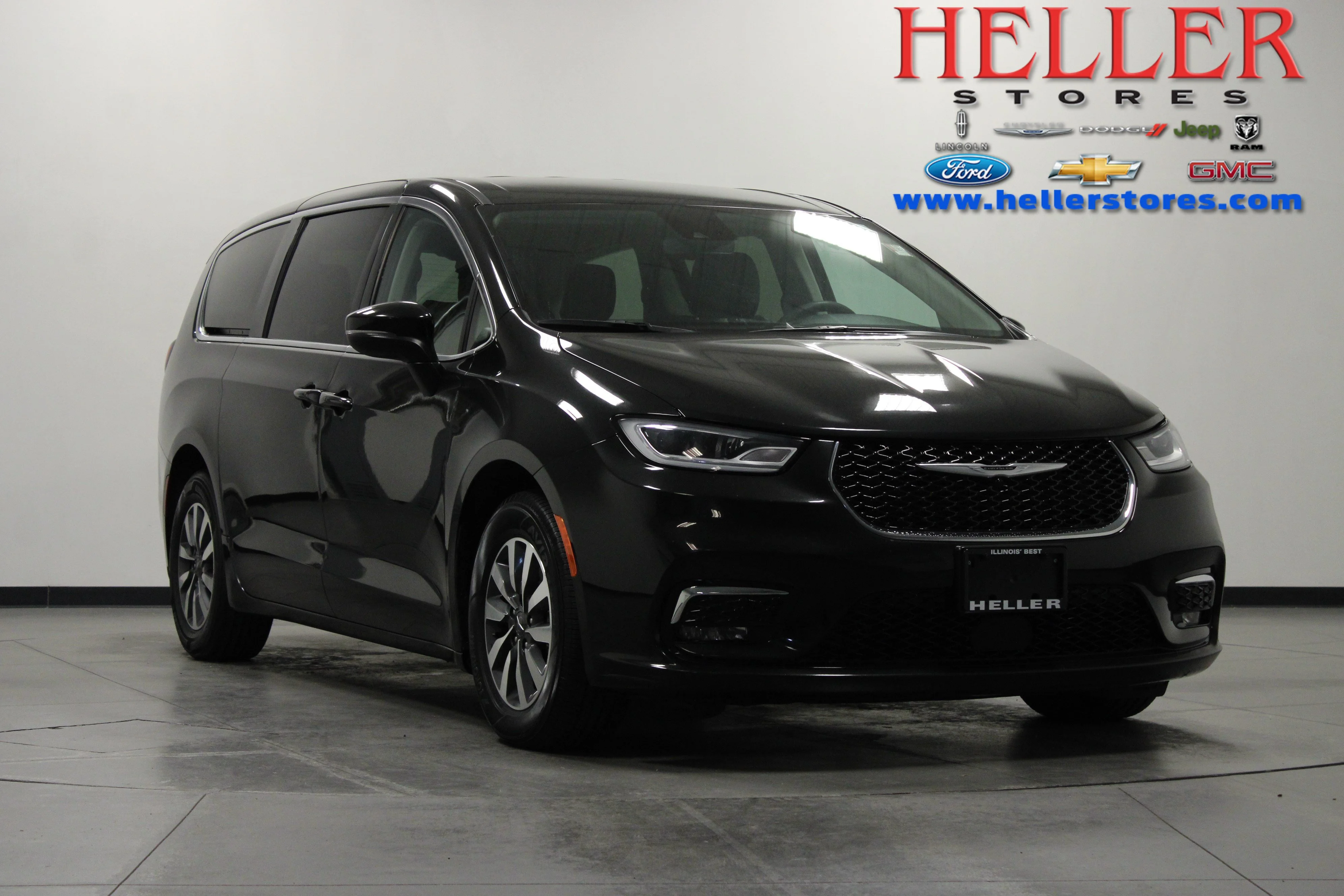 Used 2023 Brilliant Black Crystal Pearlcoat Chrysler Hybrid Touring L image 1