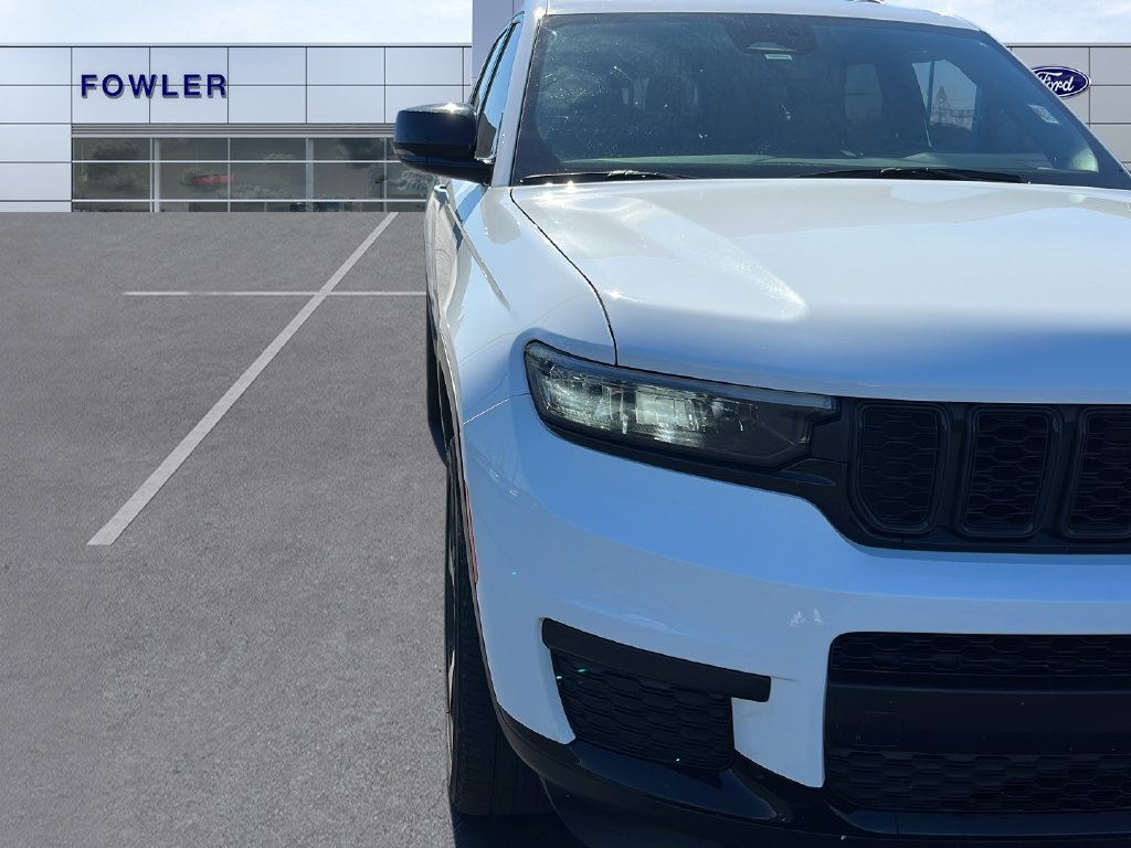 Used 2023 White Jeep Altitude image 36