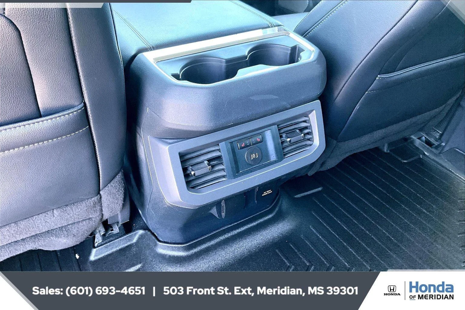 Used 2024 Star White Metallic Tri-Coat Ford LARIAT image 24