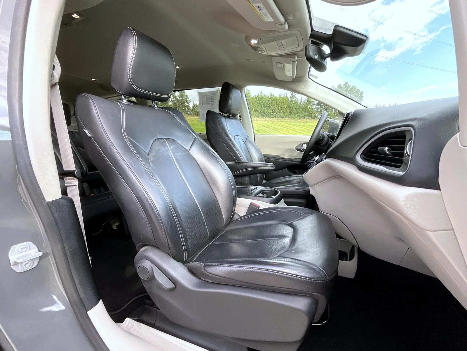 Used 2022 White Chrysler Touring L image 16