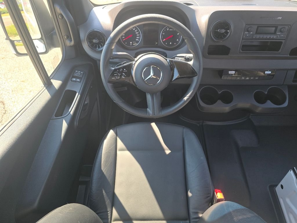 Used 2025  Mercedes-Benz Cargo 144 WB image 15