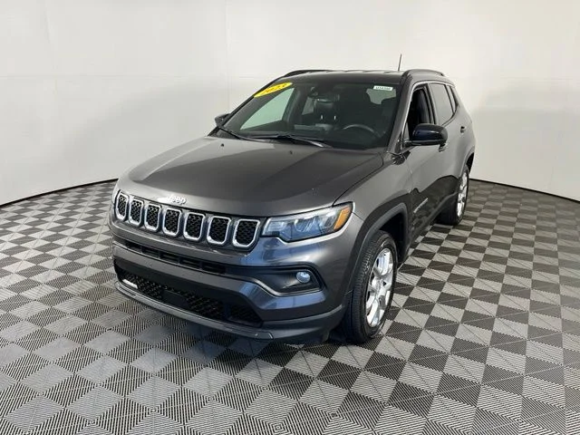 Used 2023 Gray Jeep Latitude Lux image 3