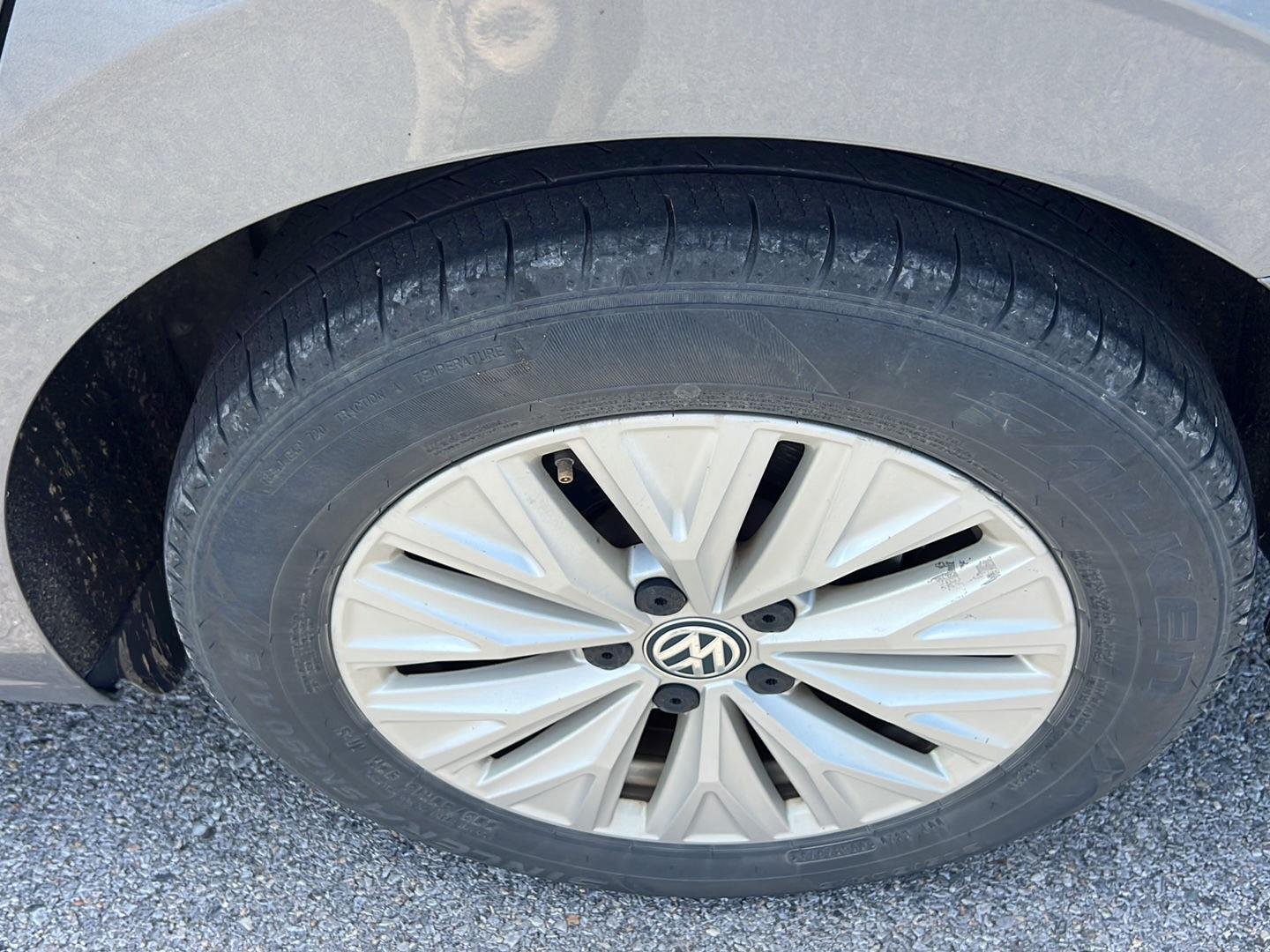 Used 2019 Platinum Gray Metallic Volkswagen SE image 3