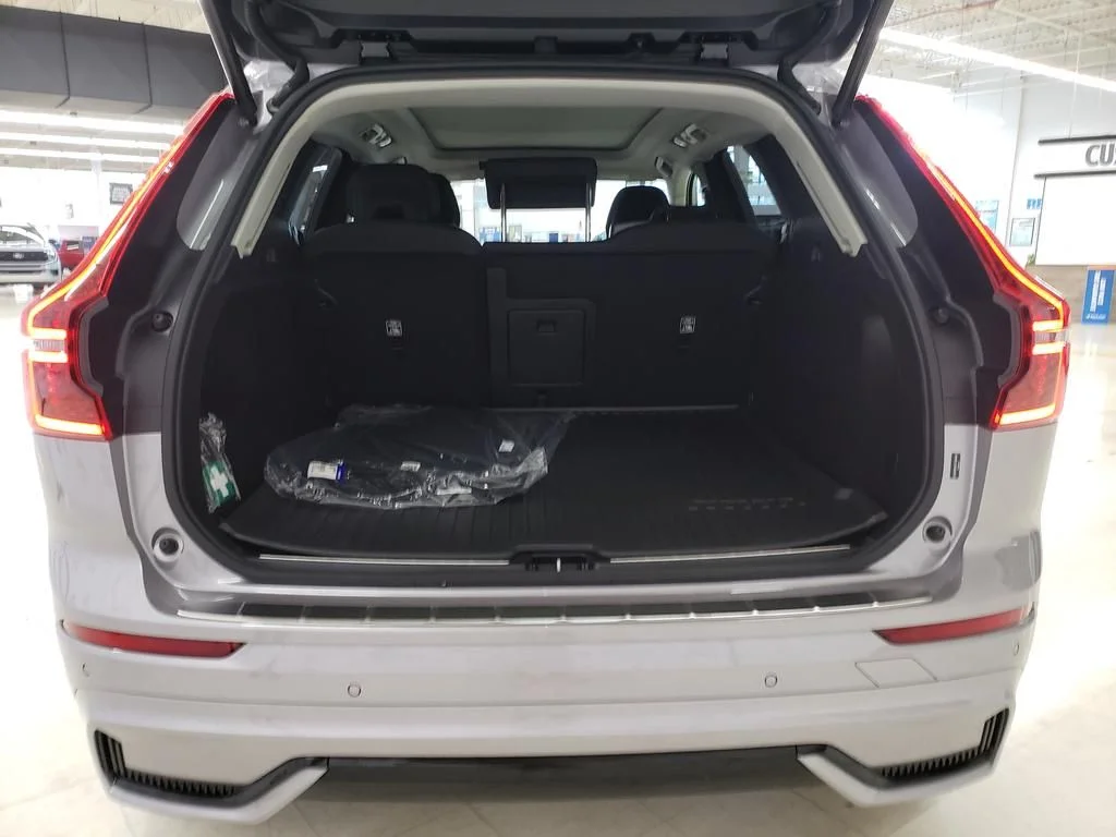 2026 Volvo XC60 Plus - Photo 8