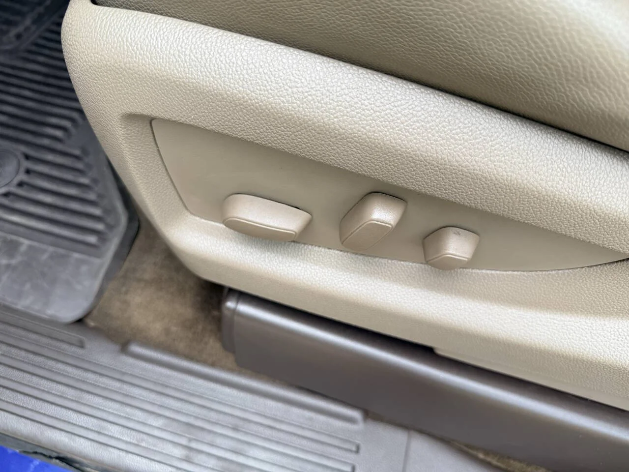Used 2014 Blue Chevrolet LTZ Z71 4x2 4dr Crew Cab 5.8 ft. SB image 18